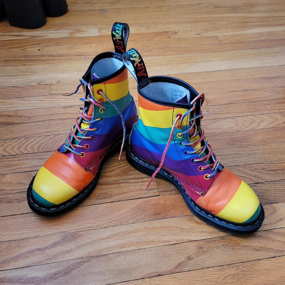 Dr Martens Pride Rainbow boots. Gorgeous 🏳️‍🌈 amazing shape leather size 7
